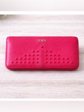 Tod’s Leather Continental Wallet – Burgundy
